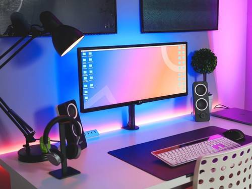 Nellable's Setup - Minimalist gaming workspace | Scooget